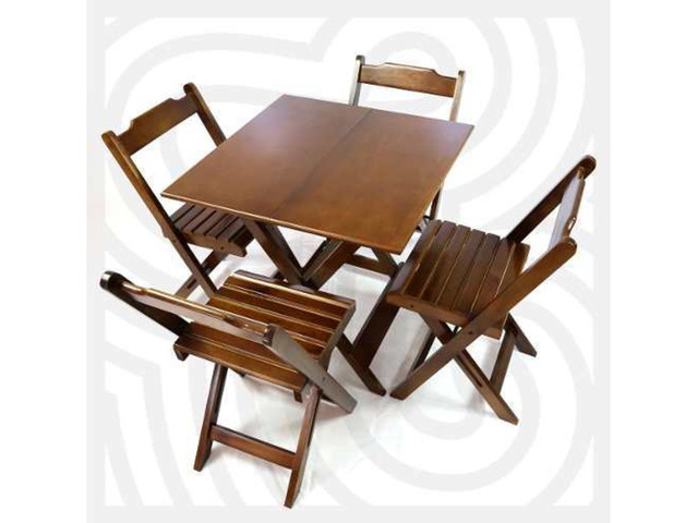 Jogo de mesas e cadeira dobráveis de madeira